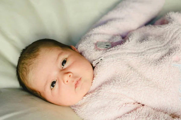 宽松的女婴的画像与粉红色的睡衣 — 图库照片
