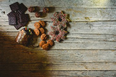 Retro ahşap tahta çikolatalı kurabiye ve metin alanı olan bir köşede şeker ile yaşlı