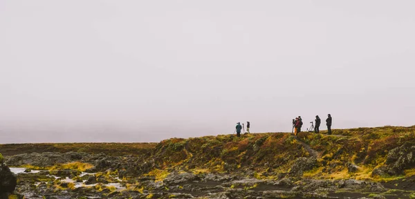 山の上のカメラマンのグループ — ストック写真