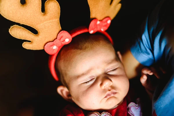 Jeune Fille Endormie Avec Chapeau Père Noël — Photo