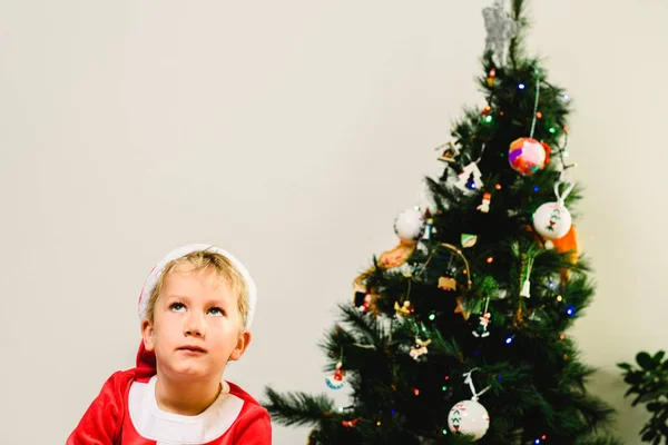 Przystojny Dziecko Czekając Przybycie Świętego Mikołaja Ubrany Jak Noel Koncepcja — Zdjęcie stockowe