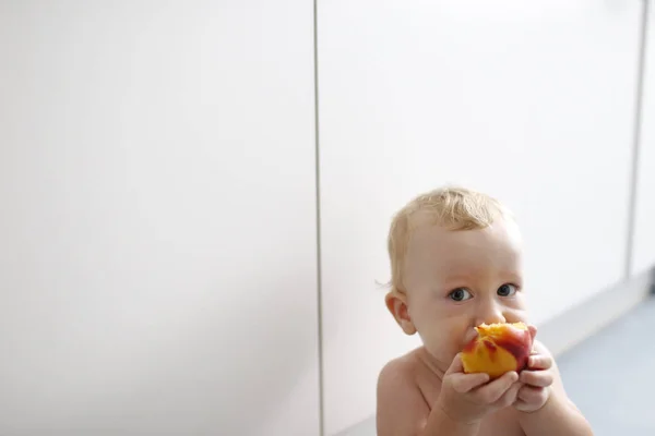 Bebé Llevado Destete Bebé Aprendiendo Comer Con Sus Primeros Alimentos —  Fotos de Stock