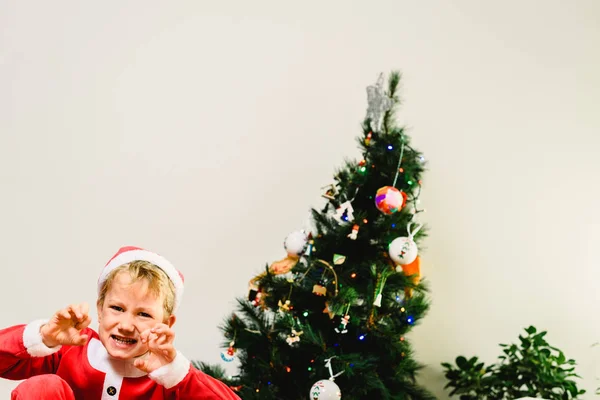 Tout Petit Garçon Avec Drôle Visage Portant Costume Père Noël — Photo