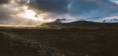 Karlı yüksek dağ manzaraları.