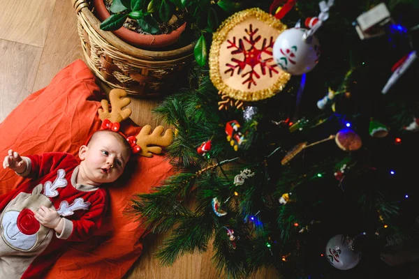 Bébé Fille Nouveau Avec Costume Père Noël Couché Près Arbre — Photo