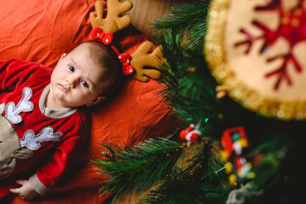 Bébé Fille Nouveau Avec Costume Père Noël Couché Près Arbre — Photo