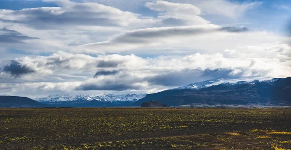 Vackra Och Färgglada Blå Himmel Med Moln Och Bergen Bakgrunden — Stockfoto