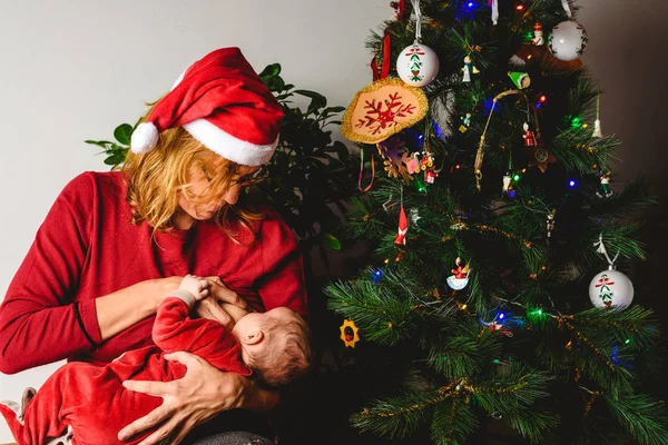 Bébé Fille Déguisée Père Noël Qui Allaite Poitrine Mère Noël — Photo