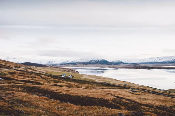 Byn Med Gårdar Ett Landsbygdsområde Bergen Island Med Snöklädda Berg — Stockfoto