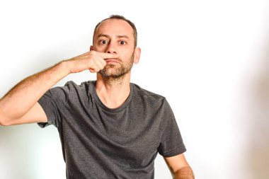 Adam boğulmuş Studio eliyle işaret, baş beyaz arka plan yalıtma modeli ifadeler