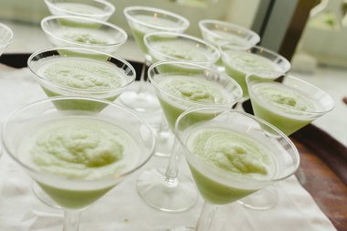 Birçok dondurma gözlük bir garson tarafından bir düğün sırasında hizmet hazır.