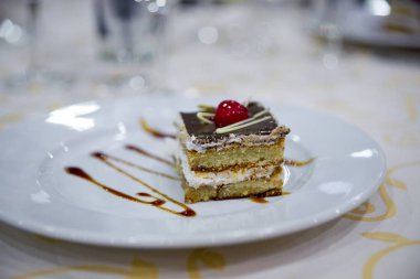 Buz soğuk tatlı bir düğün için.