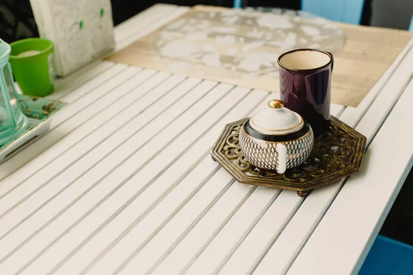 Biały Drewniany Stół Idealny Herbaty — Zdjęcie stockowe