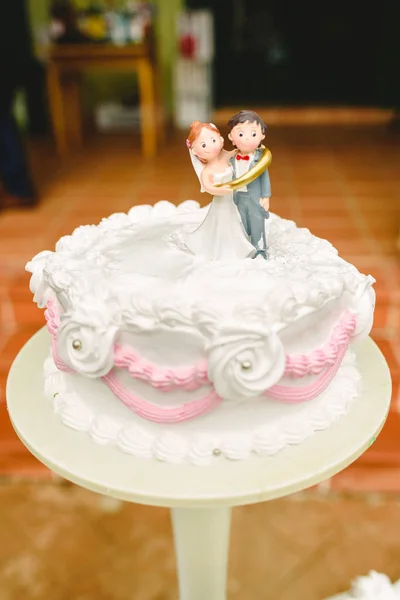 新婚夫婦の置物とグルームズ ケーキ — ストック写真