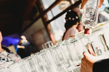 Garson bir kokteyl hazırlama