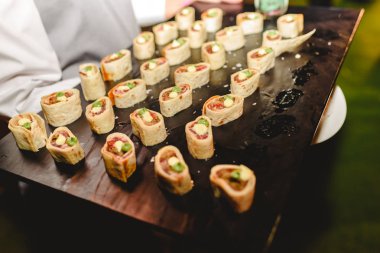 Garson aperatifler bir düğün sırasında hizmet.