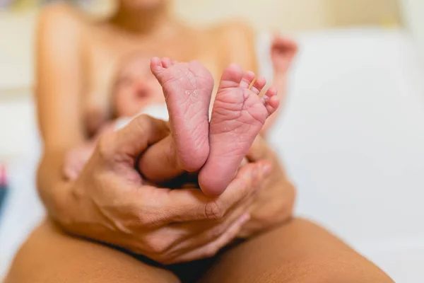 Newborn Feet Skinning Held Mommy — Stock Photo, Image