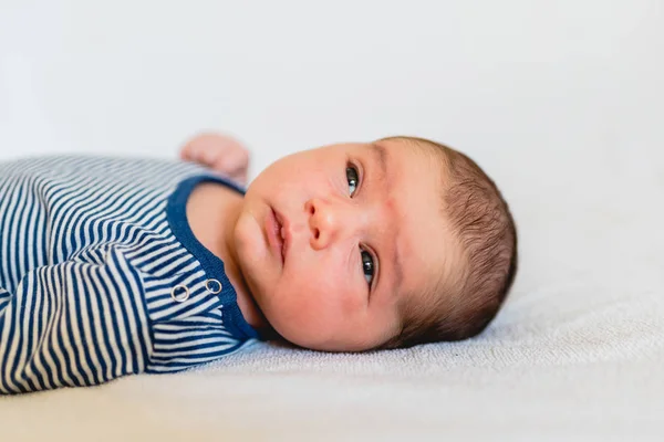 Porträtt Ganska Nyfödd Flicka Liggande Hennes Säng Och Tittar Kameran — Stockfoto