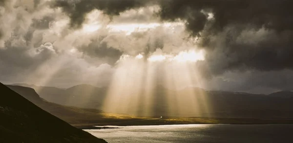 阳光落在山间湖中的云中 — 图库照片
