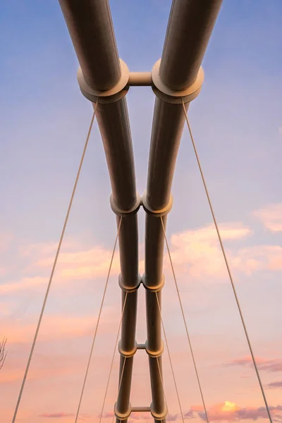 Symmetrische Stalen Buizen Ter Ondersteuning Van Een Hangbrug Een Rivier — Stockfoto