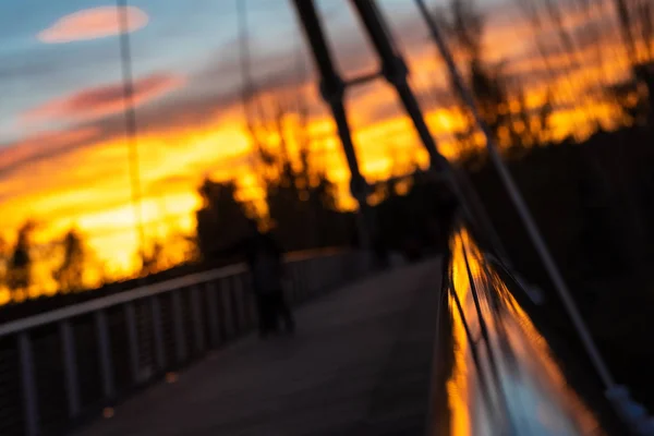 Ζεστό Ηλιοβασίλεμα Και Την Σιλουέτα Της Κρεμαστής Γέφυρας Στην Πόλη — Φωτογραφία Αρχείου