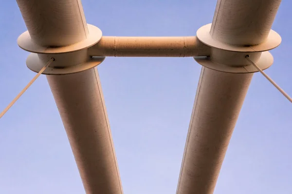 Symmetrische Stalen Buizen Ter Ondersteuning Van Een Hangbrug Een Rivier — Stockfoto