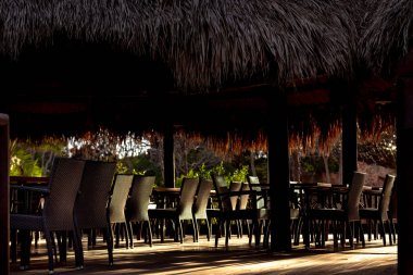 Güneş ışınları tarafından boş ışıklı tablolarla tropikal Restoran.