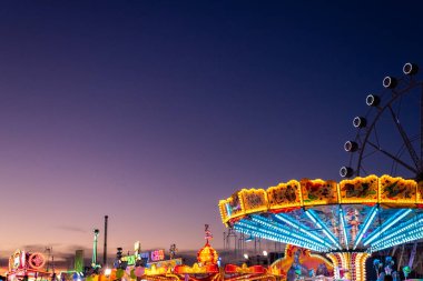 Valencia, İspanya - 14 Aralık 2018: eğlence parkı ile dönme dolap içinde belgili tanımlık geçmiş alacakaranlıkta.