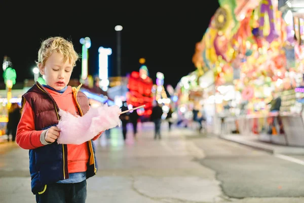 Niño Una Feria Disfrutando Una Gran Nube Algodón Azúcar —  Fotos de Stock