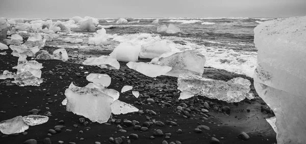Bloques Hielo Gigantes Separados Los Icebergs Costa Una Playa Islandesa —  Fotos de Stock