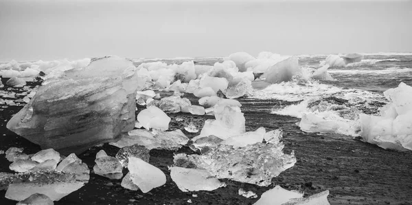 Bloques Hielo Gigantes Separados Los Icebergs Costa Una Playa Islandesa —  Fotos de Stock