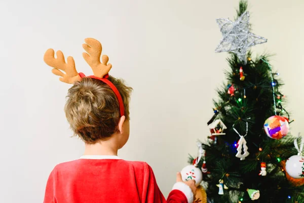 Enfant Costume Père Noël Préparant Arbre Noël Dos Dos Fond — Photo