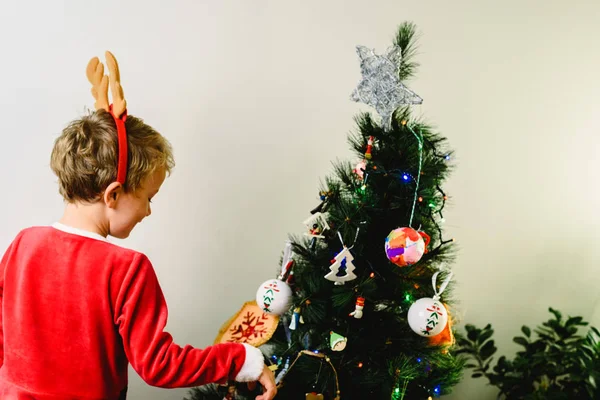 Enfant Costume Père Noël Préparant Arbre Noël Dos Dos Fond — Photo