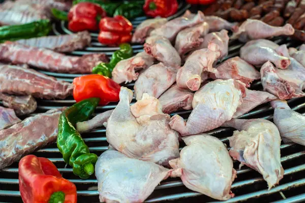 Muslos Muslos Pollo Crudos Una Parrilla Barbacoa — Foto de Stock