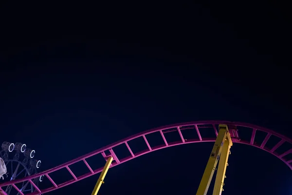 Carriles Una Montaña Rusa Fondo Azul Del Cielo Nocturno — Foto de Stock