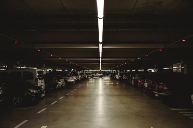 Valencia, İspanya - 14 Aralık 2018: Tam ve karanlık yeraltı otoparkı.