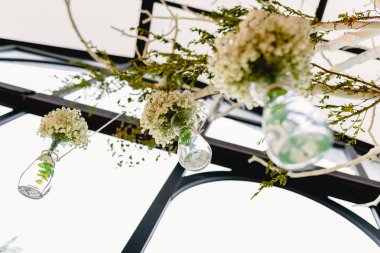 Bir bahar olay için çiçek süslemeleri