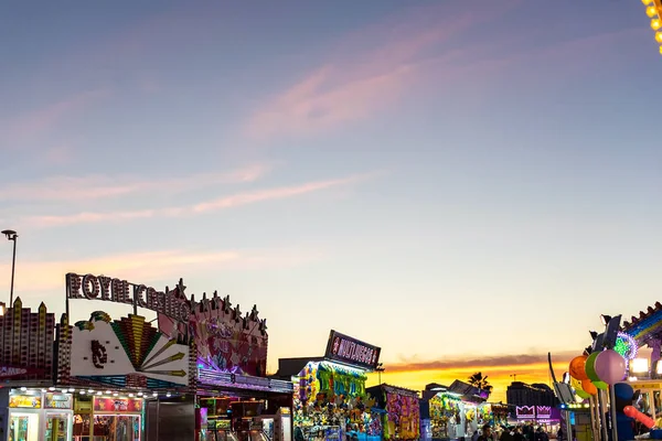 Valencia, İspanya - 14 Aralık 2018: mavi gökyüzü ve temiz günbatımı bir eğlence Fuarı.