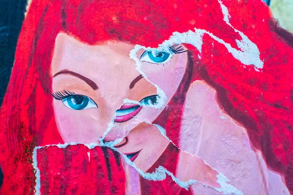 Valencia, İspanya - 14 Aralık 2018: Eski kırık reklam afişleri, yüzü bir colagge gibi birkaç gözlü kız