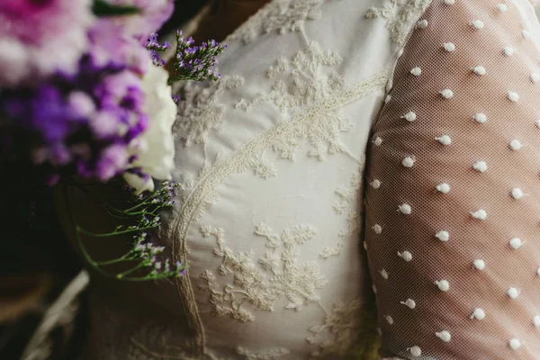 Detail Svatební Šaty Jeho Kytice — Stock fotografie