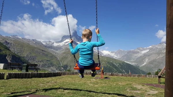 Enfant Balançant Dans Parc Surplombant Cervin Montagne — Photo