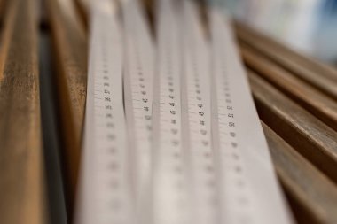 Metrik mesafeleri ölçmek için kağıt şeritler.