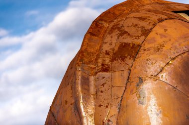 Arkasında bir metal heykel bir fil şeklinde.