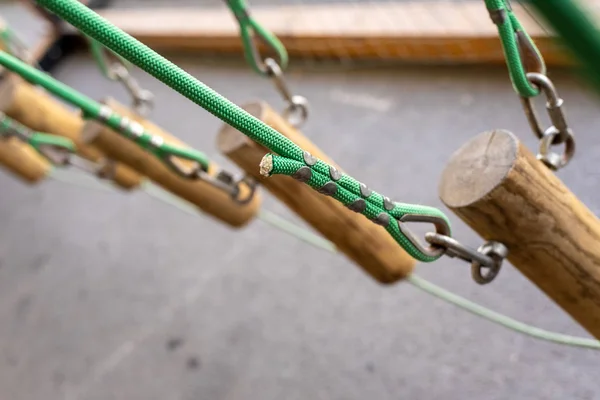 在探险公园里用绳索悬挂的树干 — 图库照片