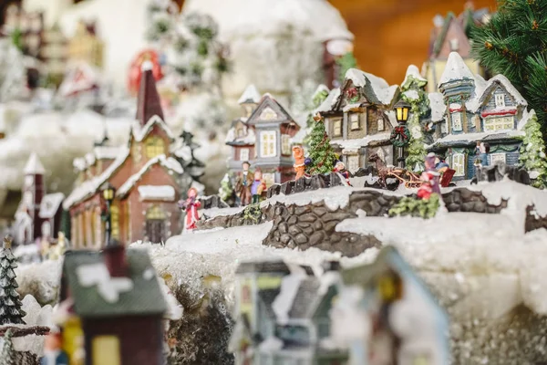 Figuren Und Weihnachtsdekorationen Nordischen Stil Miniaturhäuser Mit Verschneitem Dorf — Stockfoto