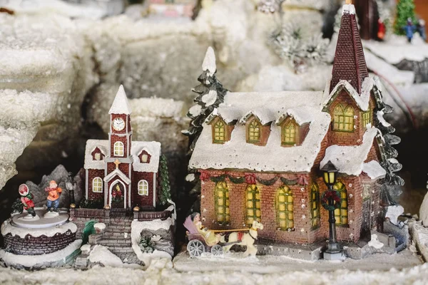 Rakamlar ve İskandinav tarzı Noel süsleri, minyatür bir karlı köy evleri.