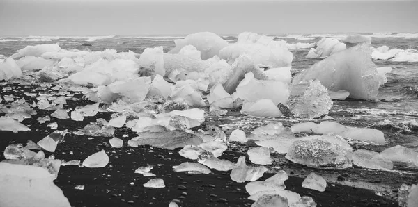 Bloques Hielo Gigantes Separados Los Icebergs Costa Una Playa Islandesa —  Fotos de Stock