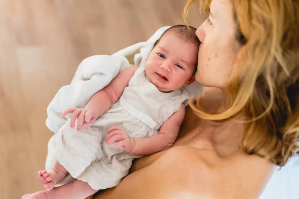 Mother Kissing Her Newborn Daughter Breastfeeding — Stock Photo, Image