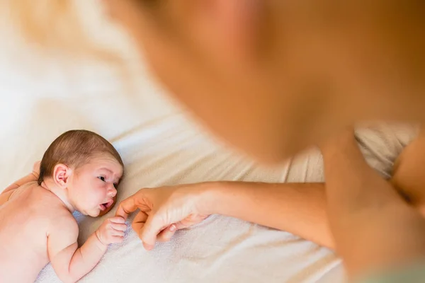Новорожденный Ребенок Нежно Держит Руку Матери — стоковое фото