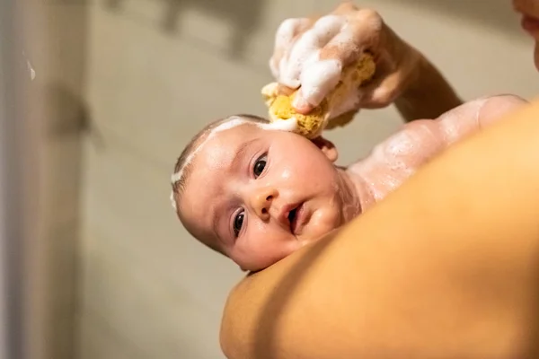 Newborn Baby Shower Supported His Mother While Using Special Sponge — Stock Photo, Image